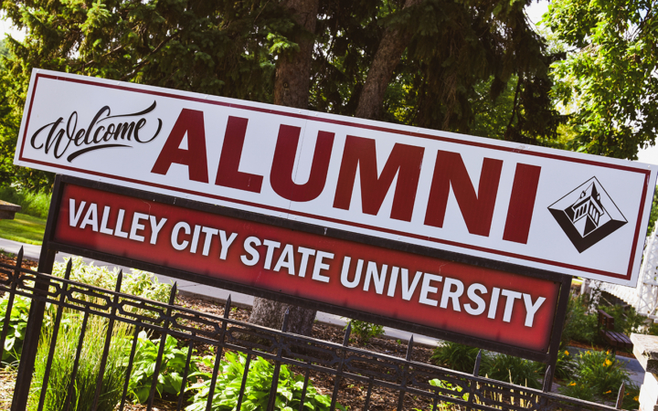 welcome alumni sign