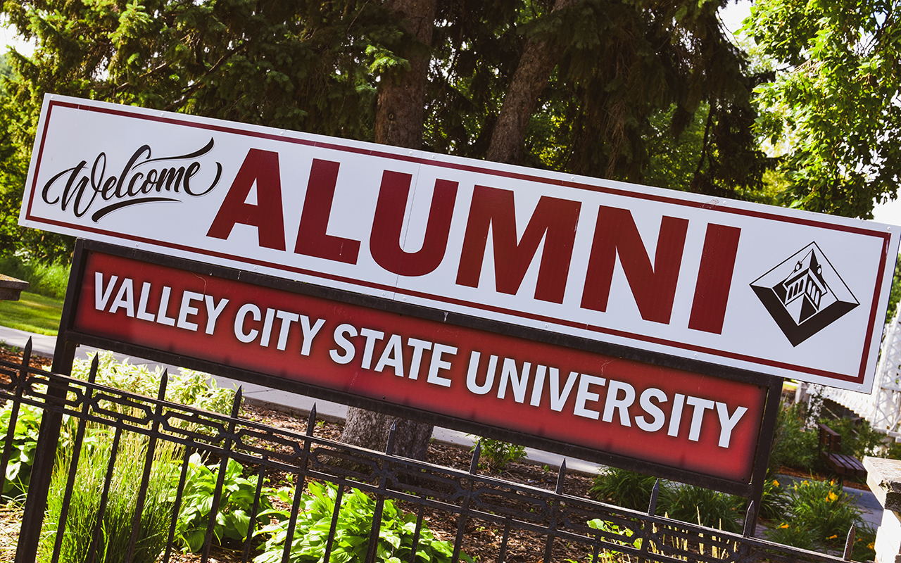 welcome alumni sign