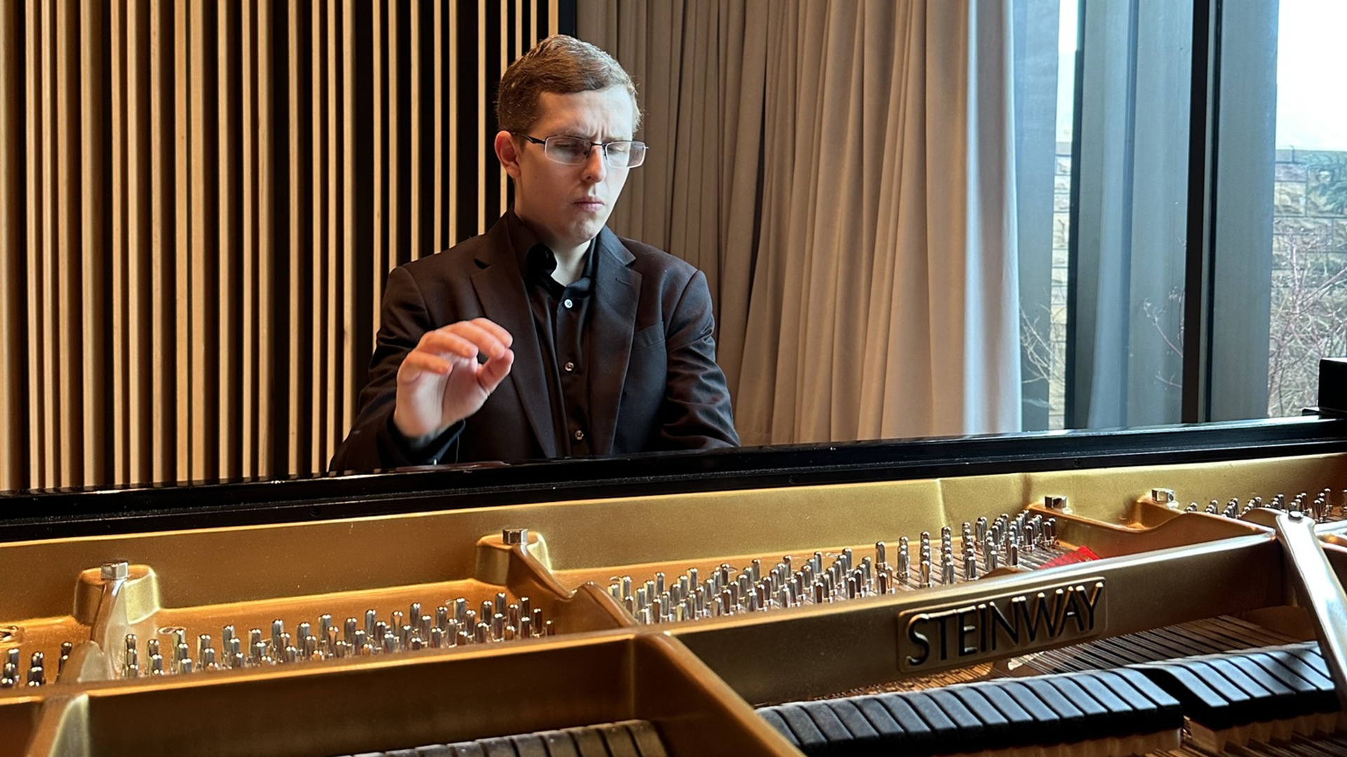 Helber Fernandes Ribeiro plays a piano