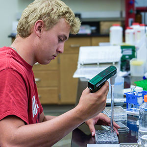 VCSU student Peyton Zaun working in the science lab
