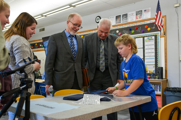 Chancellor Hagerott talking with a student at Washington Elementary School during a visit in 2022.