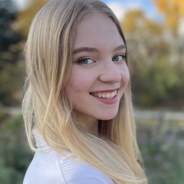 Photo of Kalyssa Nelson smiling at the camera