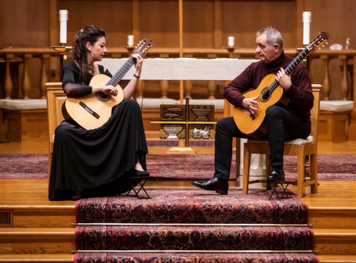 Levante Duo on stage, man and woman playing guitars