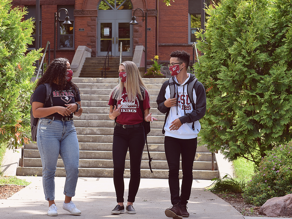VCSU students wearing facemasks